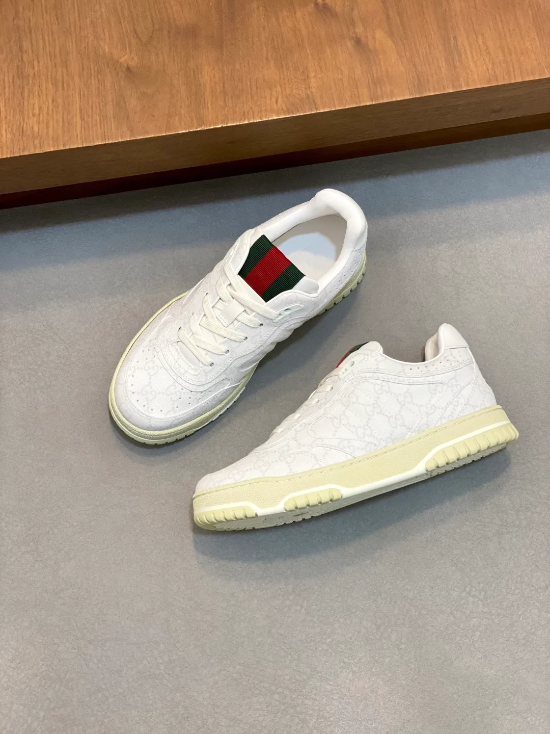 Men's Shoes 💰660 𝐆𝐮𝐜𝐜𝐢 𝐑𝐞-𝐖𝐞𝐛 As the first sneaker created by Sabato De Sarno for Gucci, the Re-Web series reinterprets the brand's classic stripes and sets off the modern silhouette design with bold and unique details. These shoes are crafted from white leather. This new sneaker is ingeniously decorated with many of the brand's classic details, and is equipped with a bright red and green webbing tongue, which will make people fall in love at first sight. White leather treated with a special process for softness and luster, with an embossed grainy texture. Script Gucci logo and interlocking G web label with Interlocking G and script Gucci logo. Rubber outsole with interlocking G detail eyelets. Web tongue. Size: 39-44 (customized for sizes 38 and 45)